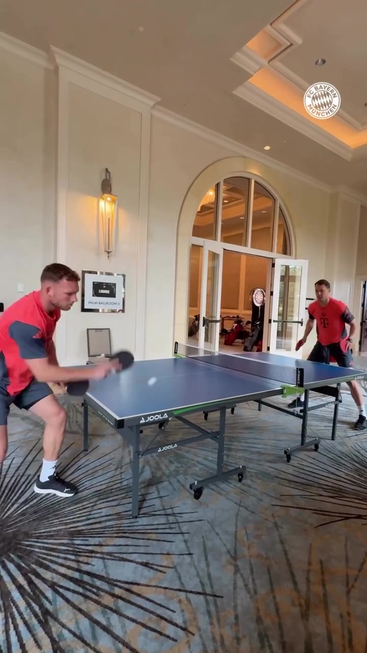 什么水平？拜仁社媒晒诺伊尔、佩雷茨打乒乓球视频
